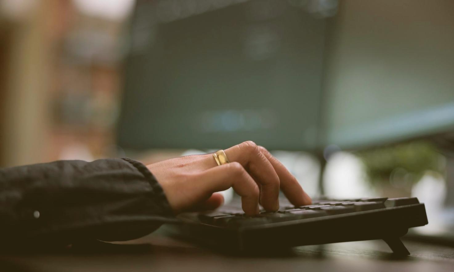 Teilnehmer arbeitet konzentriert an einem Webdesign-Projekt am Computer