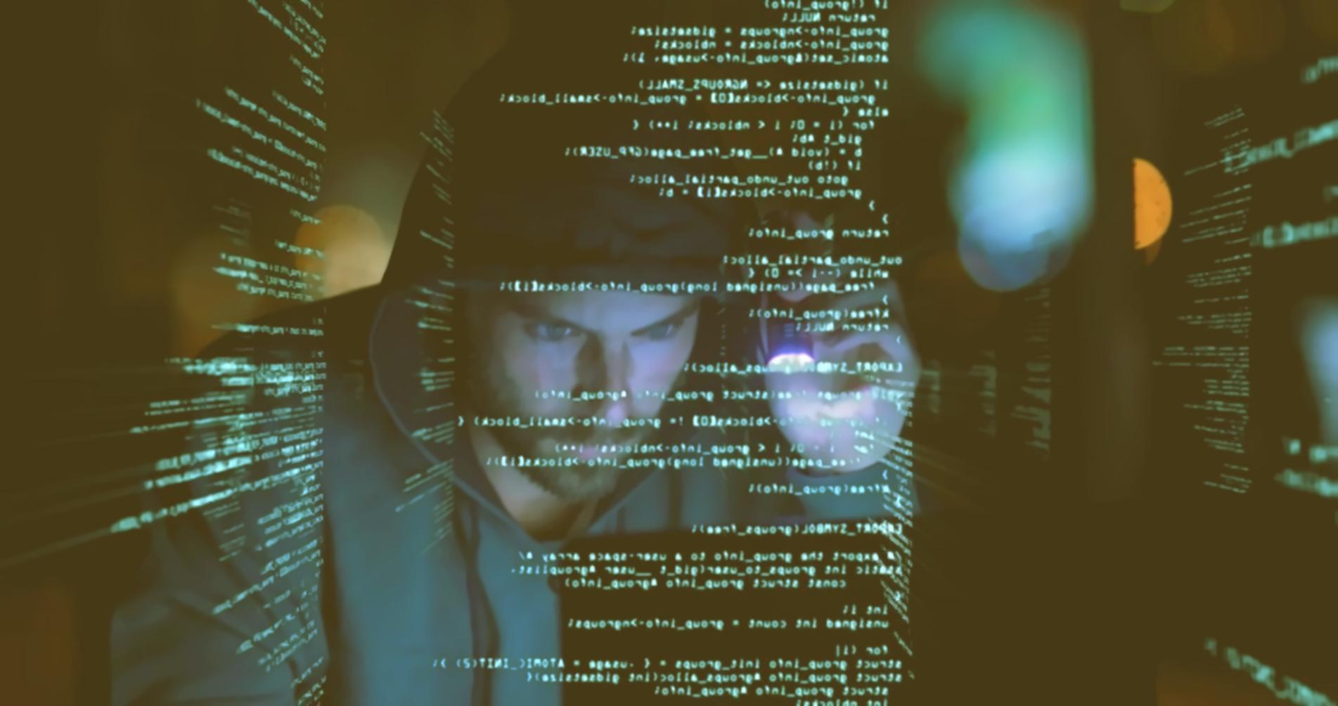 Arbeitsplatz mit moderner Webentwicklung Software auf mehreren Bildschirmen